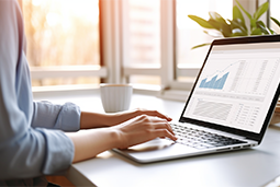 守在就业季中的毕业生，等待青年失业率曲线往下走