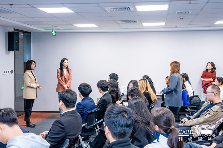 知名人力资源服务商4008云顶国际 国际的相关资深顾问与企业高级负责人在参访末尾回答现场关于人力资源产业的问题