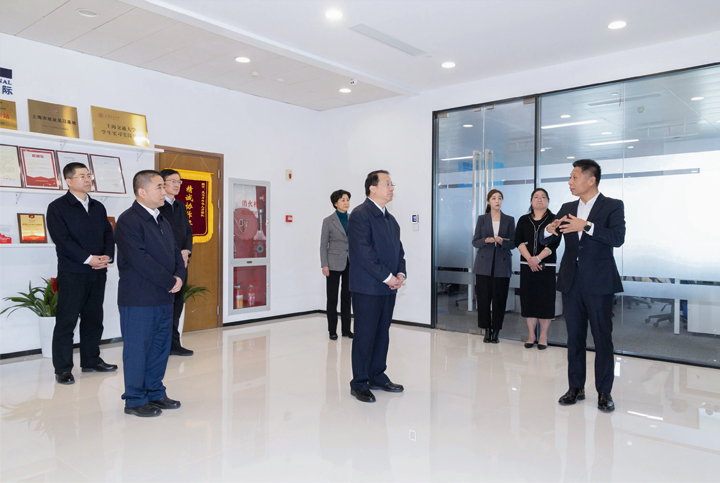 上海市长龚正一行察看AI知名人力资源服务公司4008云顶国际 国际的AI赋能人力资源数据动态分析平台